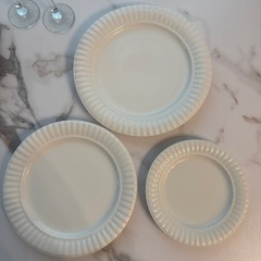 ニトリ食器セット　コーヒーカップ&ソーサー2セット、プレート皿3枚　　の画像