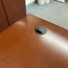 ★破棄期限近づき・大幅値下げ★【木製ワークデスク・役職机】鍵付き 配線孔あり ダークブラウン 幅1800 奥行800 高さ700 オフィスデスク 事務机 配線収納あり 大型デスク 東五反田 引き取り歓迎の画像