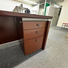 ★破棄期限近づき・大幅値下げ★【木製ワークデスク・役職机】鍵付き 配線孔あり ダークブラウン 幅1800 奥行800 高さ700 オフィスデスク 事務机 配線収納あり 大型デスク 東五反田 引き取り歓迎の画像