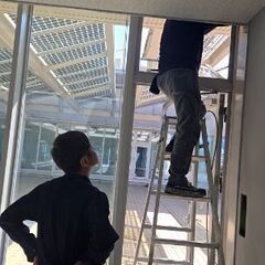 【排煙窓(高窓)修理】【エアコン清掃】梅雨時期のサビ対策や台風がくる前に排煙窓・換気窓の点検、修理、メンテナンスはいかがですか？エアコン清掃もご相談承ります。 - 那覇市