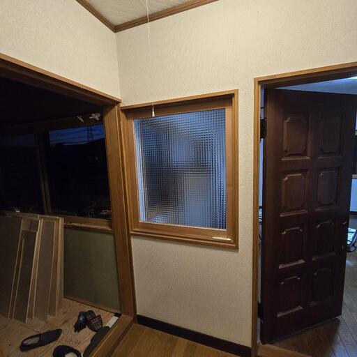 建具 飾棚 明かり取り レトロ ガラス FIX窓 (はまざき) 豊郷の 建具 飾棚 明かり取り レトロ ガラス FIX窓 (はまざき) 豊郷の