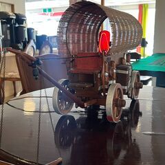 西部開拓時代風 ライト付きミニチュア幌馬車（模型オブジェ）／店舗改装・新築建て替えに伴い、装飾品・備品・家具を譲渡いたしますの画像