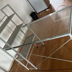 スタイリッシュガラス天板デスク（棚付き）／店舗改装・新築建て替えに伴い、装飾品・備品・家具を譲渡いたしますの画像
