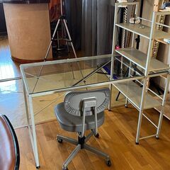 スタイリッシュガラス天板デスク（棚付き）／店舗改装・新築建て替えに伴い、装飾品・備品・家具を譲渡いたしますの画像