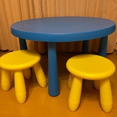 IKEAのテーブルとイス