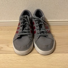 adidas スニーカーの画像