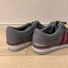 adidas スニーカーの画像