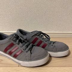 adidas スニーカーの画像