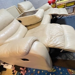 大塚家具(IDC)製の本革3人掛けソファ