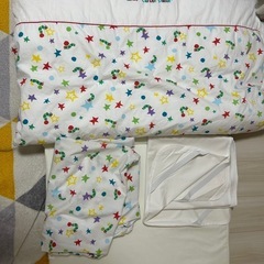 はらぺこあおむしのベビー布団の画像