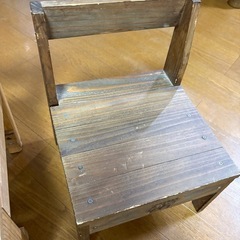 手作りの温もりある木製子供椅子 2脚セットの画像