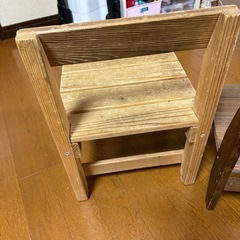 手作りの温もりある木製子供椅子 2脚セットの画像