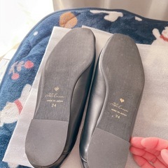 フラットパンプス 黒 24cmの画像