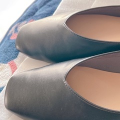 フラットパンプス 黒 24cmの画像