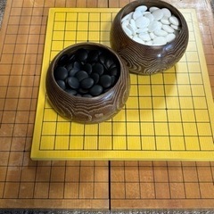 囲碁２セット　碁盤２枚と碁石（白約330個、黒約350個）
