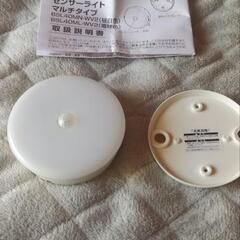 アイリスオーヤマ　 LEDセンサーライト 電球色乾電池式 人感セ...