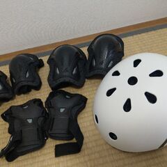 ローラーブレード社　ヘルメットとプロテクター