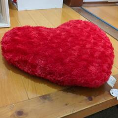 【4/28に処分します】クッション　ハート　赤の画像