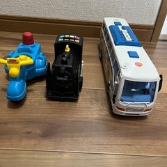 バス　機関車　バイクおもちゃの画像