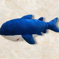 大きなサメのぬいぐるみ