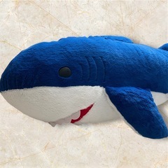 大きなサメのぬいぐるみの画像