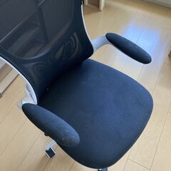  キャスター付きデスクチェアの画像