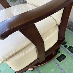 ニトリ　回転式肘掛け付ダイニングチェア①の画像