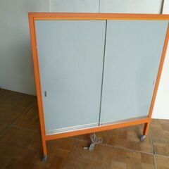 【中古】直接引き取り限定 ガラスショーケース 幅1200×奥行450×高1420mm 棚3枚 LED照明 スチール オレンジ枠 キャスター付の画像