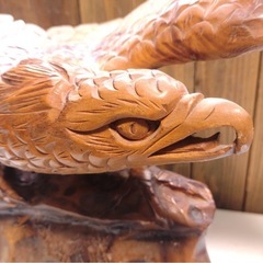 木彫り　鷹　置物の画像