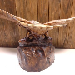 木彫り　鷹　置物の画像