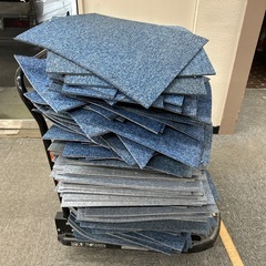 剥がしたタイルカーペット青200枚くらい無料　中古の画像