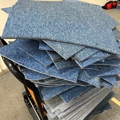 剥がしたタイルカーペット青200枚くらい無料　中古の画像
