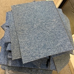 剥がしたタイルカーペット青200枚くらい無料　中古の画像