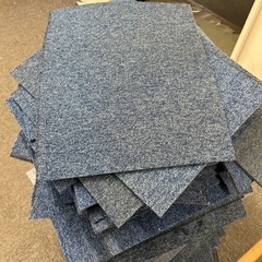剥がしたタイルカーペット青200枚くらい無料　中古の画像