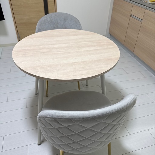 ナチュラルな木製円形テーブル ダイヤモンドキルティングチェア セット