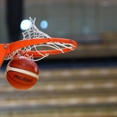 平日の仕事終わりに屋外コートでバスケしましょう🏀