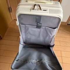 新品・未使用 
スーツケース 前開き　機内持ち込み パソコン収納ポケット USBポート付きの画像