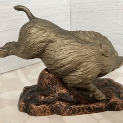 金属製のイノシシの置き物の画像