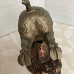 金属製のイノシシの置き物の画像