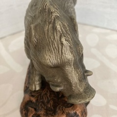 金属製のイノシシの置き物の画像