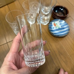 ガラスのコップと小皿のセットの画像