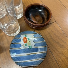 ガラスのコップと小皿のセットの画像