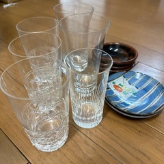 ガラスのコップと小皿のセットの画像