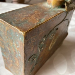 金属製の花瓶の画像