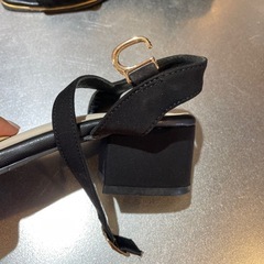 半額にしました！サンダル美品の画像