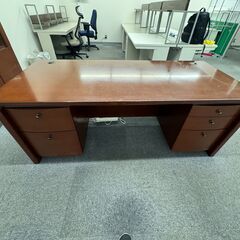 ★破棄期限近づき・大幅値下げ★【木製ワークデスク・役職机】鍵付き 配線孔あり ダークブラウン 幅1800 奥行800 高さ700 オフィスデスク 事務机 配線収納あり 大型デスク 東五反田 引き取り歓迎の画像