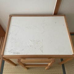 イケヤのテーブルと椅子