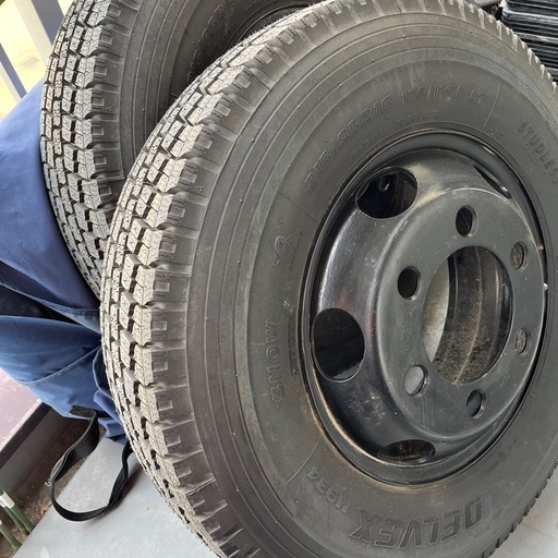 新品スタッドレスタイヤ?ホイール付き。２１５／８５R１６。トウヨウタイヤ?