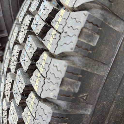 新品スタッドレスタイヤ?ホイール付き。２１５／８５R１６。トウヨウタイヤ?