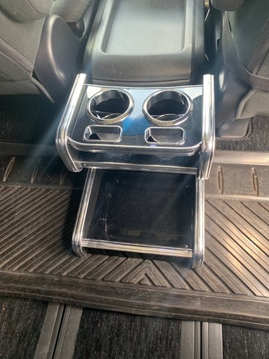 20ヴェルファイア　リアドリンクホルダー